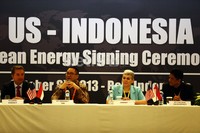 Hadir dalam acara tersebut, President Fluidic Energy Dennis Thomson,Ddirut Indosat Alexander Rusli, CEO Ormat Dita Bronicky, dan Direktur Pacific Geo Energy Murdiono.