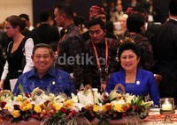 Presiden SBY tampak ramah menyapa para para pemimpin ekonomi anggota APEC.
