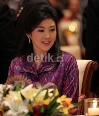 Perdana Menteri Thailand Yingluck Shinawatra bersama para pemimpin ekonomi anggota APEC lainnya mengenakan pakaian khas Bali, endek dengan beragam warna.