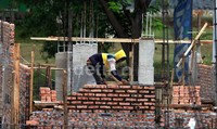 Seorang pekerja melakukan proses pembangunan rumah Cluster Da Vinci 2 di Kota Legenda Wisata, Cibubur.
