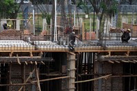 Setyo memprediksi, sekitar 60% dari total 3.000 perusahaan properti anggota REI akan berhenti memproduksi rumah jika aturan KPR indent tetap diberlakukan. Jika setiap perusahaan memiliki 100 karyawan, maka dalam enam bulan ke depan pemutusan tenaga kerja (PHK) besar-besaran akan terjadi di industri properti.