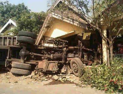 Truk Muat Batubara Seruduk Empat Rumah dan Terguling