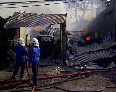 Kebakaran Terjadi di Dua Titik Raya Sukomanunggal, 1 Pickup Hangus