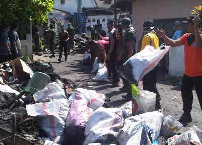 TNI-Polri Bersihkan Puing-puing Kebakaran Aspol Ketintang