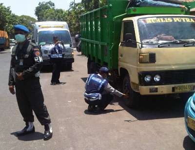 Truk dan Motor di Pegirian Kena Sasaran Penertiban