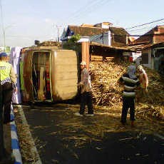 Truk Muat Tebu Terguling Macetkan Jalur Surabaya-Malang