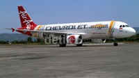 Kini pesawat AirAsia dihiasi oleh ornamen dan logo Chevrolet yang tampak dari bagian kokpit hingga ekornya.