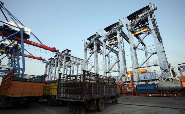 Dikejar Petugas, Perempuan Kopang Kabur Naik Sampan