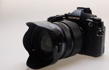 Dalam acara perilisan OM-D E-M1 di bilangan Jakarta Pusat, Olympus membeberkan harga kamera ini, yakni Rp 19,8 juta untuk body only, sedangkan yang dipasangkan dengan lensa 12-40mm f/2.8 PRO dibanderol Rp 28,9 juta.
