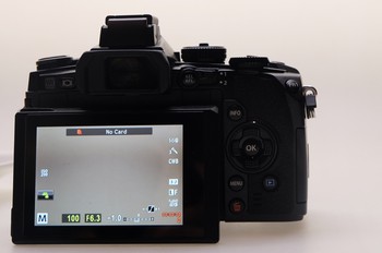 LCD yang dimiliki EM-1 sendiri sudah dibekali teknologi layar sentuh. LCD ini didesain untuk bisa ditekuk (tiltable). Layarnya terlihat jernih dengan resolusi 1.037.000 titik yang dimilikinya.