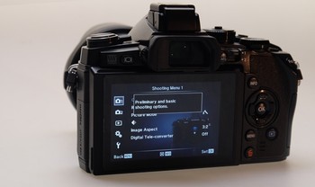 Salah satu peningkatan dari model sebelumnya bisa ditilik dari EVF yang memiliki 1,48x magnifikasi dan resolusi tinggi 2,36 juta titik. Olympus mengklaim, EVF milik penerus seri E-5 ini, setara dengan kamera full frame (FF).