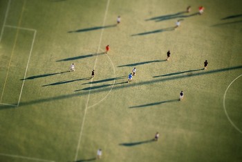 Diambil dari atas menara Eiffel, terlihat orang-orang sedang bermain sepak bola. Sayang, foto ini terlihat tidak real karena shadow panjang yang terlihat. (kredit foto: PJ from UK)