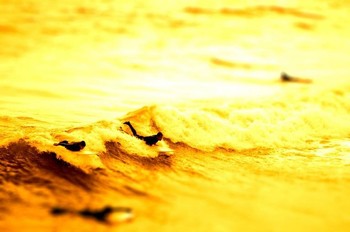 Foto The Ocean karya Rich Byham ini menampilkan pemandangan beberapa orang yang menikmati musim panas dengan berselancar di Bournemouth, Inggris. (kredit foto: Rich Byham)