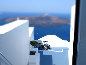 Santorini Sundeck, terdapat sebuah balkon yang memberikan suasnaa biru dan putih dengan pemandangan laut yang cantik. Kursi dan meja menjadi fokusnya. (kredit foto: Kaliseviltwin)