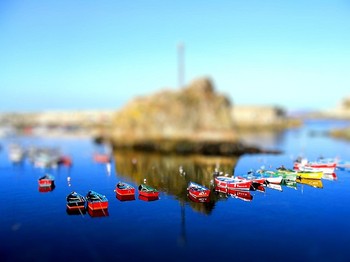 Nampak warna-warni perahu para nelayan yang kontras dengan tampilan laut yang biru. Diambil di Asturias, Spanyol. (kredit foto SantiMB)