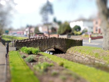 Sebuah foto tilt-shift jembatan yang terlihat seperti mainan. (kredit foto: Mach)