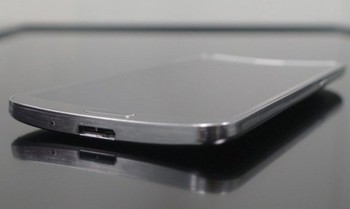 Spesifikasinya juga mirip Note 3. Handset ini mengandalkan dapur pacu 2,3 GHz, RAM 3GB, baterai 2.800 mAh, konektivitas 4G LTE dan OS Android 4.3. (kredit foto: pocket lint)