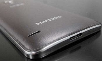Galaxy Round akan tersedia dalam satu pilihan warna dalam pemasarana perdana, yaitu luxury brown. (kredit foto: samsung)