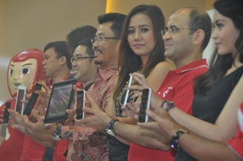     Sedangkan tablet Andromax Tab 8.0 yang dibanderol seharga Rp 2,35 juta.