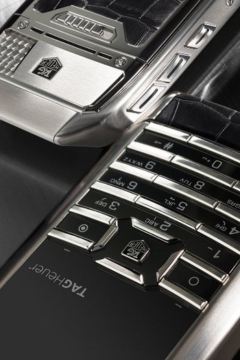 Ponsel mewah seperti ini lebih mementingkan penampilan, bukan kegarangan hardware. Tag Heuer Merediist 2 bisa dibeli di outlet Tag Heuer dan retailer perhiasan terkemuka. (kredit foto: tag heuer)