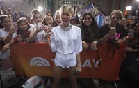 Sebelum naik ke atas panggung, Miley sempat berfoto bersama fans. REUTERS/Carlo Allegri.