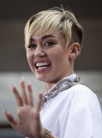 Seperti biasa, Miley tampil percaya diri lewat gaya rambut Casual Short Straight yang khas. REUTERS/Carlo Allegri.