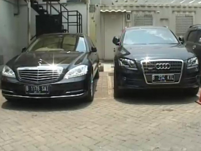 KPK Sita Mobil Mewah Akil