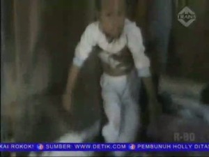 Kasih Ibu, Gendong Anak Meski Mengajar