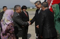 Setelah menempuh penerbangan selama 2 jam dan 30 menit dari Bali, Presiden SBY dan Ibu Ani beserta delegasi tiba di Bandara Internasional Seri Begawan, Brunei Darussalam, Rabu (9/10) pukul 08.55 waktu setempat atau 07.55 WIB. Abror Rizki/Setpres.