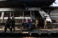 Halte Busway Buaran rusak parah.