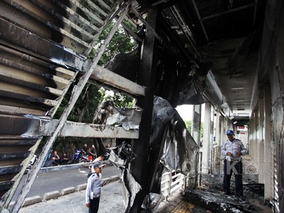 Halte Busway Buaran Dibakar Warga