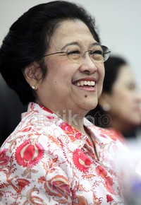 Megawati sesekali tersenyum saat mendengar pertanyaan-pertanyaan peserta diskusi.