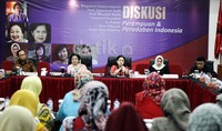 (Kiri ke kanan) Sidarto Danusubroto, Megawati Soekarnoputri, Puan Maharani, Musdah Mulia, dan Tjahyo Kumolo hadir dalam diskusi tersebut.