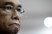 Sidarto Danusubroto mendengarkan pemaparan yang disampaikan pembicara.