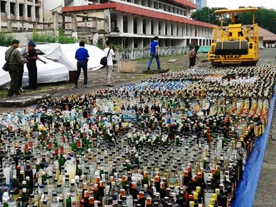 Ribuan Botol Miras Dimusnahkan