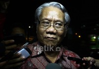 Harjono tidak banyak bicara setibanya di gedung KPK. Lamhot Aritonang/detikFoto.