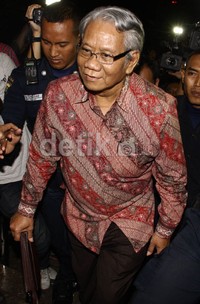 Harjono bersama rombongan tiba di gedung KPK pukul 19.30 WIB. Lamhot Aritonang/detikFoto.