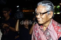 MKK memang tengah mendalami dugaan pelanggaran kode etik yang dilakukan Akil Mochtar. MKK sebelumnya telah memeriksa beberapa pihak, antara lain Sekretaris ketua MK, Ajudan ketua MK, office boy MK, dan Kasubag protokoler MK. Lamhot Aritonang/detikFoto.