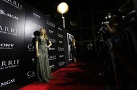 Tampil berser-seri di red carpet, Chloe Moretz eksis diburu para fotografer. REUTERS/Mario Anzuoni.