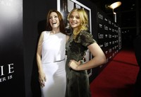 Chloe Moretz dan Julianne Moore tampak akrab saat berfoto bersama. REUTERS/Mario Anzuoni.