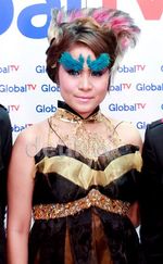 Alis Biru Nyentrik Momo Geisha