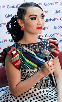 Hati harus ceria dong, kalau murung aura nggak keluar, ujarnya. Asep/detikHOT.