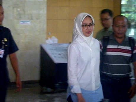 Ini Penampilan Airin Saat Jenguk Suami di KPK