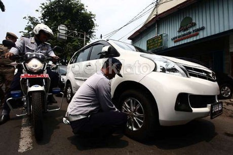 Tim Pencabut Pentil Tertibkan Parkir Liar di Kemang dan Mampang