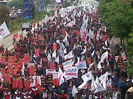 Seribuan Buruh Demo ke Istana, Jl Thamrin-Merdeka Barat Macet