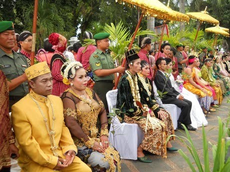 Meriahnya Pernikahan 16 Pasangan di Titik Nol Kilometer Yogya