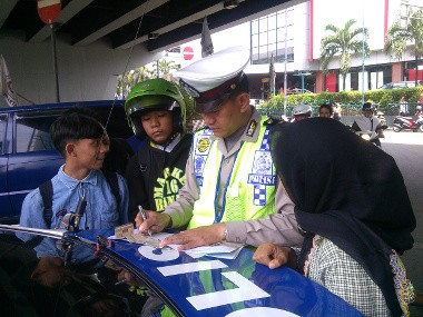 Kena Deh! Lawan Arus di U-Turn Pasar Slipi, 50 Motor Ditilang
