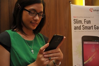 Untuk smartphone, Andromax T hadir dengan sistem operasi Android 4.1 Jelly Bean, dengan layar 4.3 inci berteknologi IPS one glass solution.