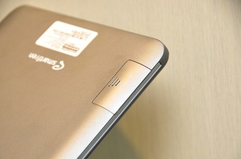 Andromax Tab 8.0  dilengkapi dengan baterai berkapasitas 5,000 mAH.