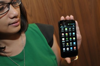 Mengandalkan prosesor quad core berkecepatan 1.2 GHz dan perangkat grafis GPU Adreno 203.